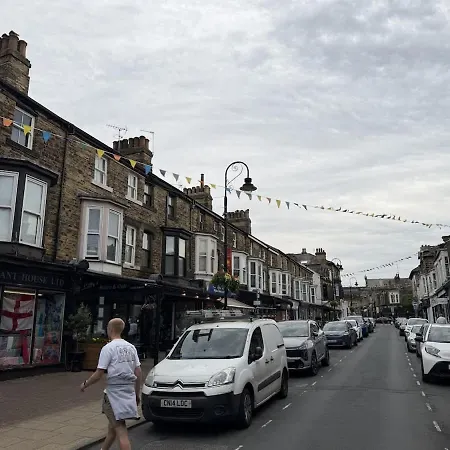 Town Centre Flat - Sleeps 4 *